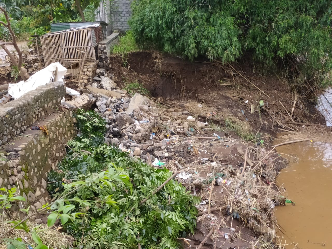 Sudah Lewat 12 Hari Sejak Banjir Pertama, Tebing Penahan Air Yang ...