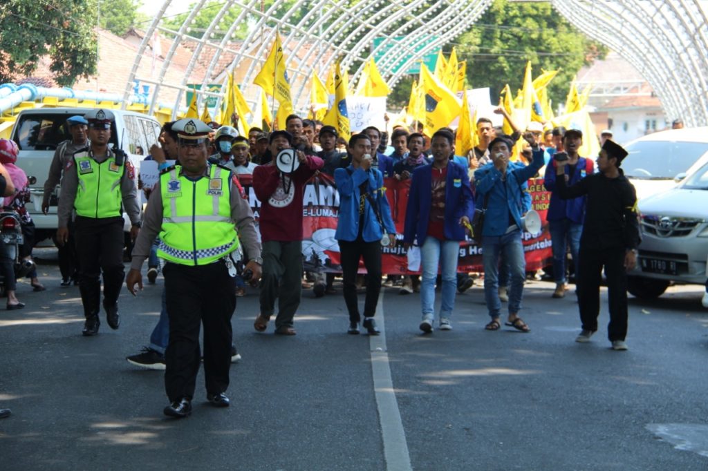 Kabag Ops Polres Lumajang Kawal Orasi Damai Mahasiswa PMII