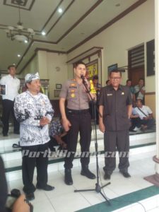 Ratusan Guru PGRI Kota Probolinggo Orasi Di Kantor DPRD