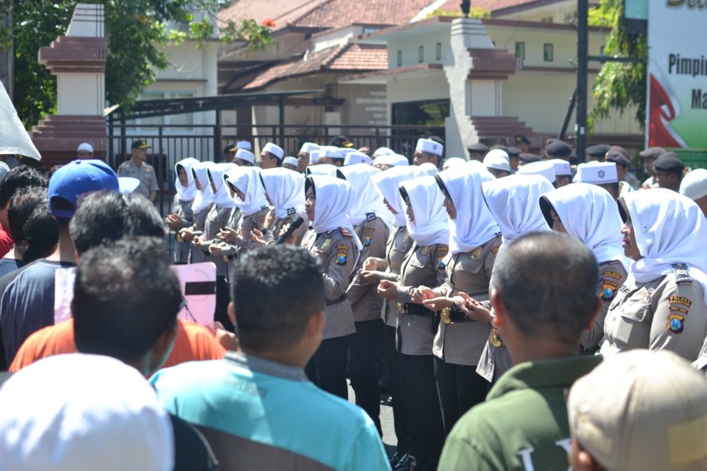 Polresta Probolinggo Terjunkan Tim Asmaul Husna Tenangkan Demo