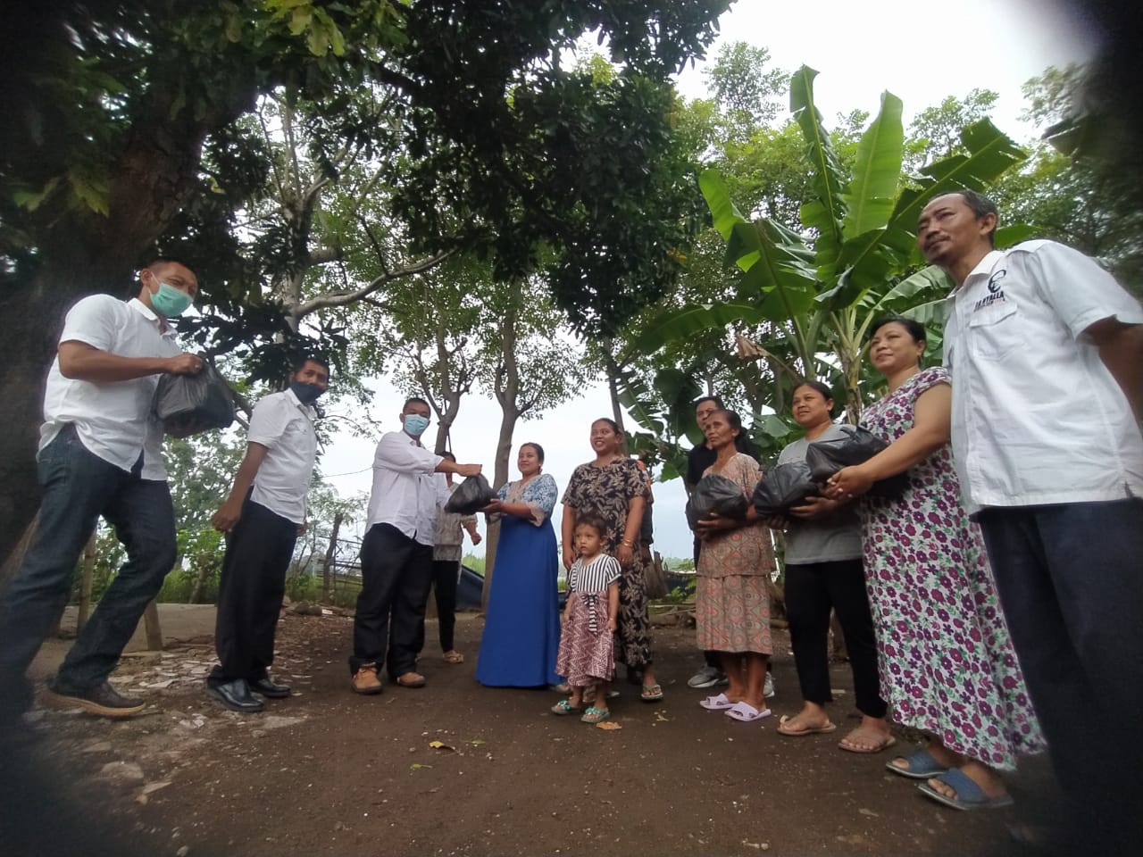 Gandeng Ormas dan LSM, KPH Probolinggo Salurkan Paket Sembako  Korban Banjir Dringu