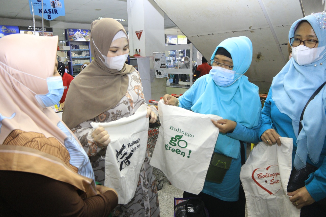 Datangi Pusat Perbelanjaan, Tim Penggerak PKK Ingatkan Masyarakat Kurangi Sampah Plastik